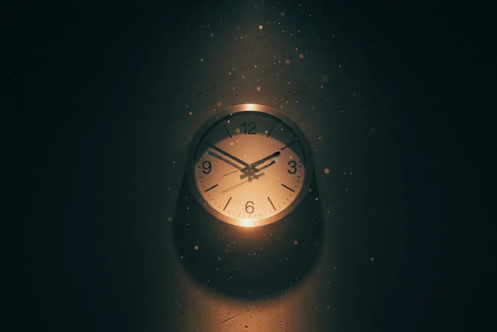 A clock reading nine o'clock